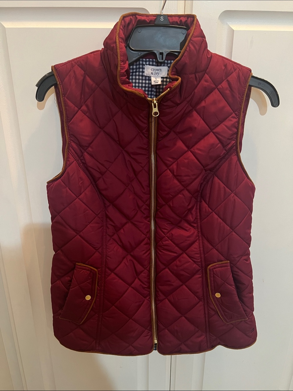 crown & ivy Quilted Wine-Red Sleeveless Vest with Brown Trim